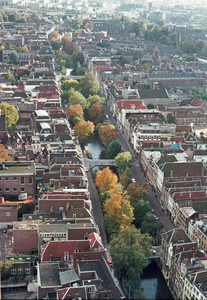 21881 Overzicht van het zuidelijke deel van Utrecht vanaf de Domtoren; in het midden de Oudegracht.